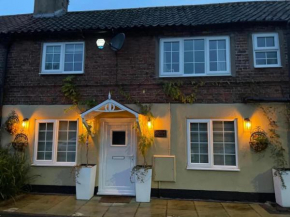 2 Bed 'Cosy Cottage' Central Bawtry High End Decor